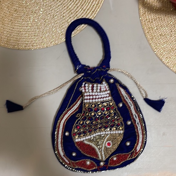 Velvet Drawstring Handbag - Picture 3 of 6